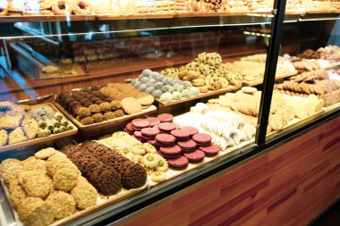 Bir grup çeşit kurabiye. Çikolata parçacıklı, yulaflı, kuru üzümlü, beyaz çikolatalı.