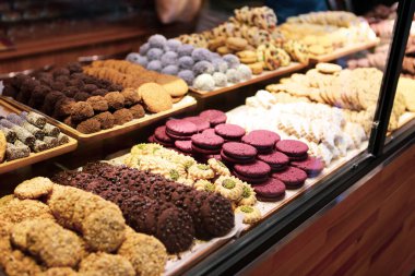 Bir grup çeşit kurabiye. Çikolata parçacıklı, yulaflı, kuru üzümlü, beyaz çikolatalı.