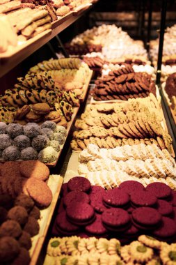 Bir grup çeşit kurabiye. Çikolata parçacıklı, yulaflı, kuru üzümlü, beyaz çikolatalı.