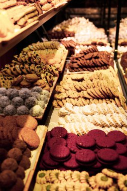 Bir grup çeşit kurabiye. Çikolata parçacıklı, yulaflı, kuru üzümlü, beyaz çikolatalı.