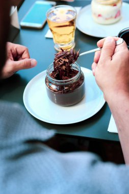 Kavanozda çok lezzetli tatlı, kavanozda tatlı ve kek.