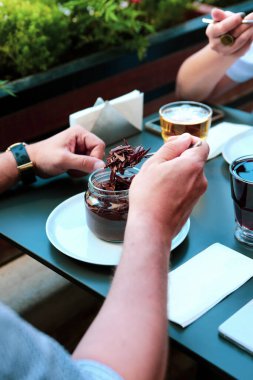 Kavanozda çok lezzetli tatlı, kavanozda tatlı ve kek.