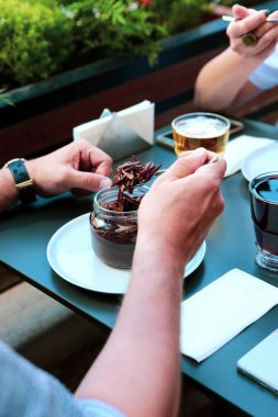 Kavanozda çok lezzetli tatlı, kavanozda tatlı ve kek.