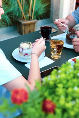 Kavanozda çok lezzetli tatlı, kavanozda tatlı ve kek.