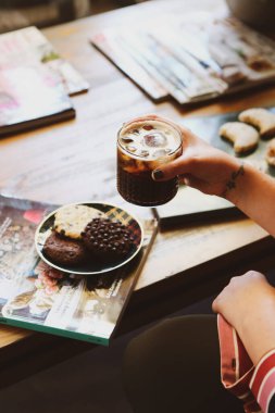 Lezzetli kurabiyeli bir bardak filtre kahve.