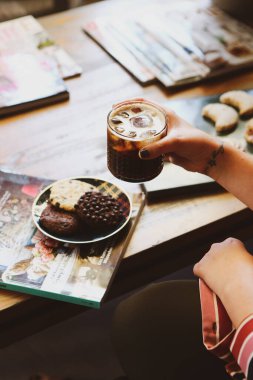 Lezzetli kurabiyeli bir bardak filtre kahve.