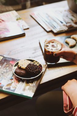 Lezzetli kurabiyeli bir bardak filtre kahve.