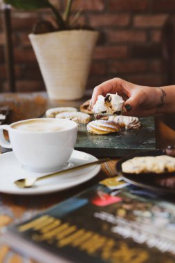 Lezzetli kurabiyeli bir bardak filtre kahve.