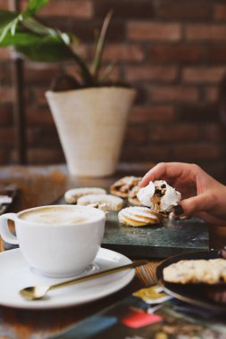 Lezzetli kurabiyeli bir bardak filtre kahve.