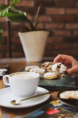 Lezzetli kurabiyeli bir bardak filtre kahve.