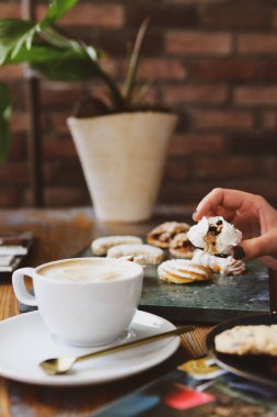 Lezzetli kurabiyeli bir bardak filtre kahve.