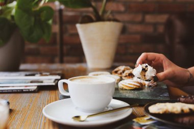 Lezzetli kurabiyeli bir bardak filtre kahve.