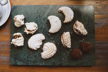 Lezzetli kurabiyeli bir bardak filtre kahve.