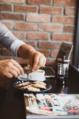 Lezzetli kurabiyeli bir bardak filtre kahve.