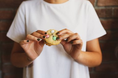 Koyu çikolata parçaları ile tanımlama