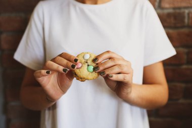 Koyu çikolata parçaları ile tanımlama