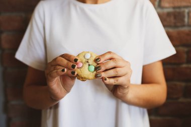 Koyu çikolata parçaları ile tanımlama