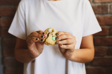 Koyu çikolata parçaları ile tanımlama
