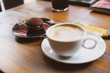 Lezzetli kurabiyeli bir bardak filtre kahve.