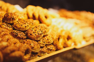 Bir grup çeşit kurabiye. Çikolata parçacıklı, yulaflı, kuru üzümlü, beyaz çikolatalı.