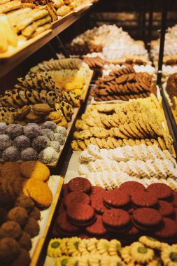 Bir grup çeşit kurabiye. Çikolata parçacıklı, yulaflı, kuru üzümlü, beyaz çikolatalı.