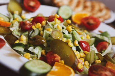 Taze salata tabağı ile karışık yeşillik