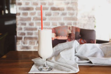 Sütlü buzlu kahve. Buzlu kahve. Elinde bir bardak buzlu kahve tutan kadın..