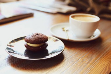 Lezzetli kurabiyeli bir bardak filtre kahve.