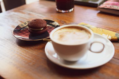 Lezzetli kurabiyeli bir bardak filtre kahve.