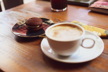 Lezzetli kurabiyeli bir bardak filtre kahve.