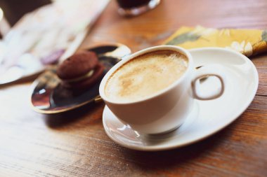 Lezzetli kurabiyeli bir bardak filtre kahve.