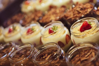 Kavanozda çok lezzetli tatlı, kavanozda tatlı ve kek.