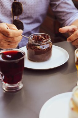 Kavanozda çok lezzetli tatlı, kavanozda tatlı ve kek.