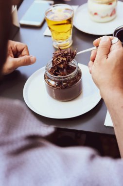 Kavanozda çok lezzetli tatlı, kavanozda tatlı ve kek.