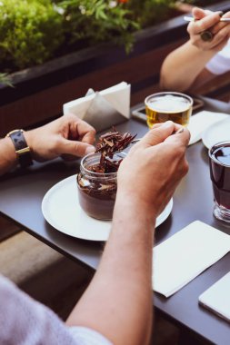 Kavanozda çok lezzetli tatlı, kavanozda tatlı ve kek.