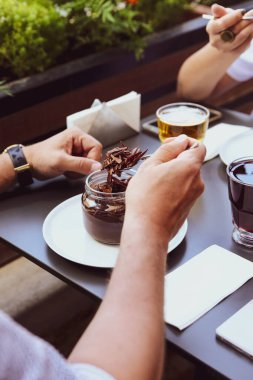 Kavanozda çok lezzetli tatlı, kavanozda tatlı ve kek.