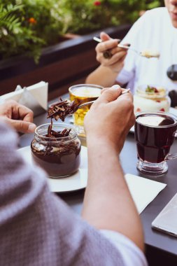 Kavanozda çok lezzetli tatlı, kavanozda tatlı ve kek.