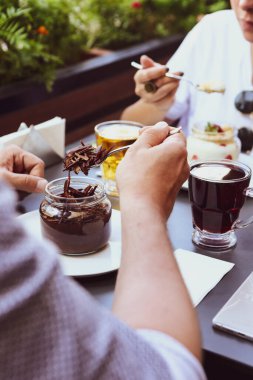 Kavanozda çok lezzetli tatlı, kavanozda tatlı ve kek.