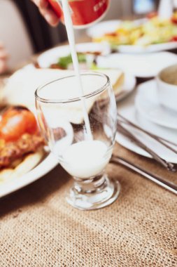 Türk Ayran içmek veya Kefir / ayran yoğurt ile yapılan.