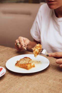Geleneksel hindistancevizli tatlı baklavası. Ev yapımı fındıklı ve ballı baklava..