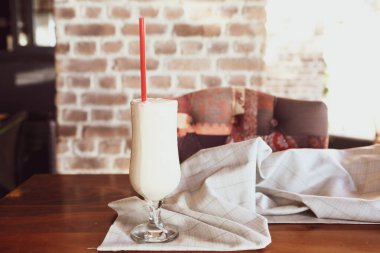 Sütlü buzlu kahve. Buzlu kahve. Elinde bir bardak buzlu kahve tutan kadın..