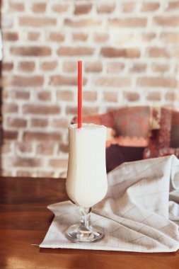 Sütlü buzlu kahve. Buzlu kahve. Elinde bir bardak buzlu kahve tutan kadın..