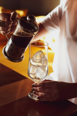Kahve odasında kahve hazırlayan barista.