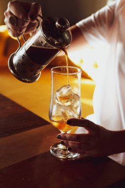 Kahve odasında kahve hazırlayan barista.