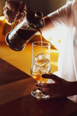 Kahve odasında kahve hazırlayan barista.