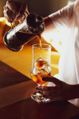 Kahve odasında kahve hazırlayan barista.