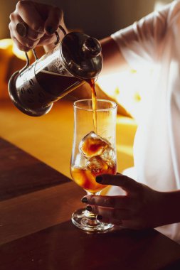 Kahve odasında kahve hazırlayan barista.