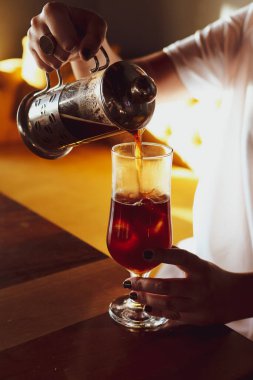 Kahve odasında kahve hazırlayan barista.