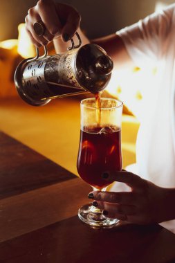 Kahve odasında kahve hazırlayan barista.