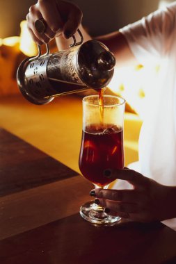 Kahve odasında kahve hazırlayan barista.